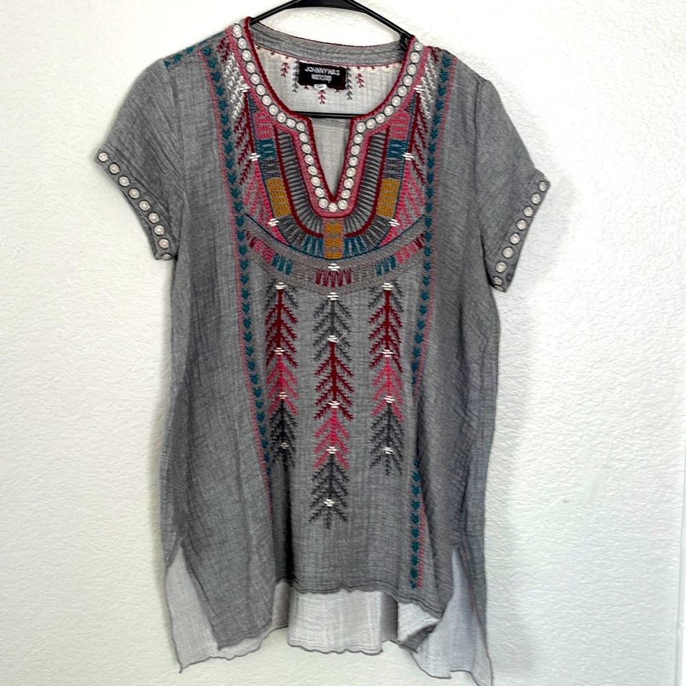 Johnny Was Workshop grey cap sleeve embroidered t-shirt. Perfect w/ jeans.